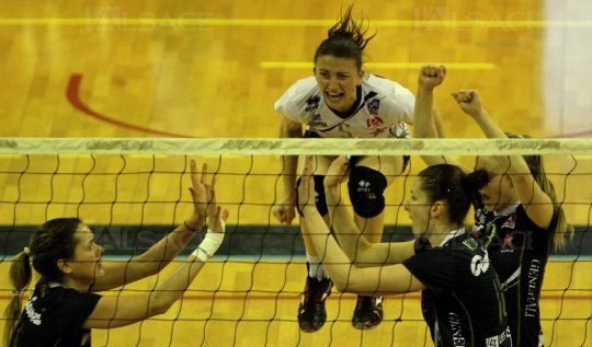 la-bondissante-marielle-bousquet-ici-derriere-armelle-faesch-alina-albu-et-delphine-nercher-a-reussi-un-gros-match-en-defense-et-confirme-sa-valeur-montante-photo-darek-szuter