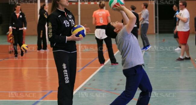 les-mercredis-du-volley-ont-recemment-reuni-les-pros-de-l-asptt-mulhouse-(ici-tanja-bokan)-et-des-enfants-diabetiques-qui-ont-beaucoup-appris-a-cette-occasion-photo-l-alsace